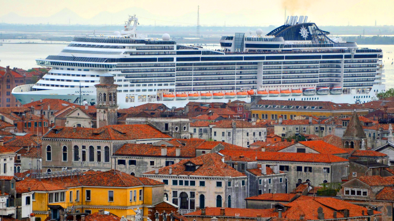 Transatlântico MSC Preziosa "invadindo" o canal da Giudecca em Veneza