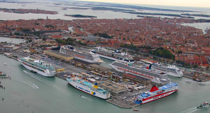 Transatlânticos "invadindo" os canais e o porto de Veneza